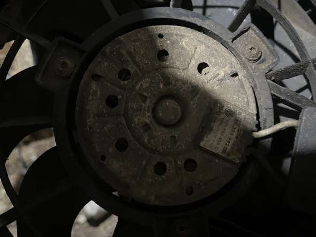 Електровентилятор охолодження в зборі (мотор + крильчатка), лівий 7L0959455C VAG