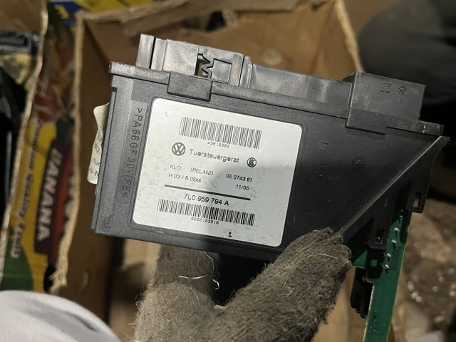 Двигун стеклопод'емника двері задньої, правої 7L0959794A VAG