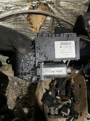Мотор склопідйомника дверей задніх, лівих 7L0959795 VAG