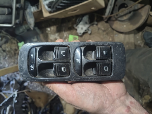 Кнопки переднього лівого склопід'ємника 7L5959857A PORSCHE