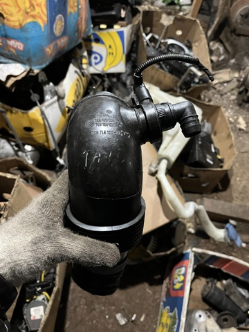 Патрубок повітряний, вихід повітряного фільтра 7L6129534 VAG
