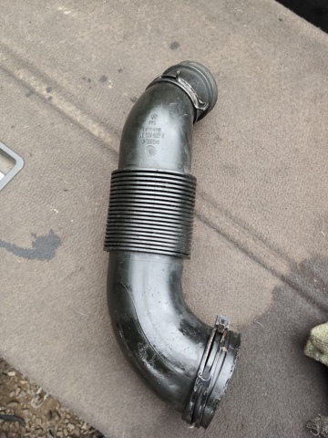 Патрубок повітряний, вихід повітряного фільтра 7L6129627F VAG