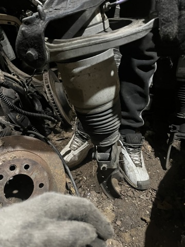 Амортизатор передньої підвіски, лівий 7L6616039A VAG