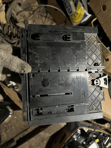 Попільничка центральної консолі 7L6857961 VAG