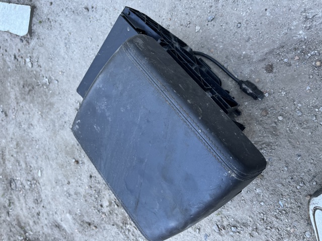 Кронштейн підлокітника 7L6863762D VAG