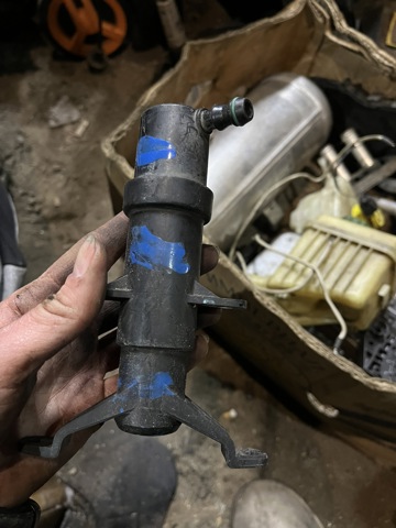 Тримач форсунки омивача фари, підйомний циліндр 7L6955978 VAG