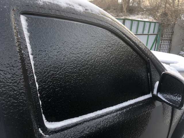 Скло передніх дверей, правих 80300EB310 NISSAN
