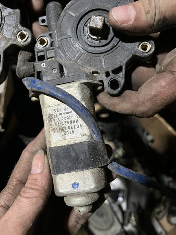 Мотор склопідйомника дверей передніх, правих 807302S410 NISSAN