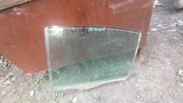 Скло задніх дверей, лівих 8200000387 RENAULT