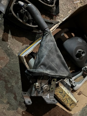 Важіль ручника 8200002238 RENAULT