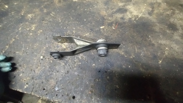 Кронштейн подушки (опори) двигуна, правої 8200125539 RENAULT