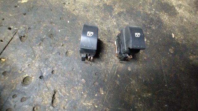 Кнопка блокавання дверей 8200220507 RENAULT