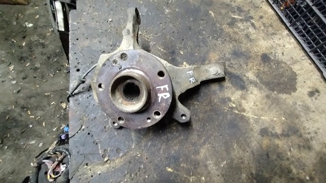 Кулак поворотний передній правий 8200322078 RENAULT