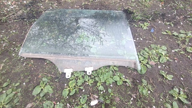 Скло задньої двері правої 823008H300 NISSAN