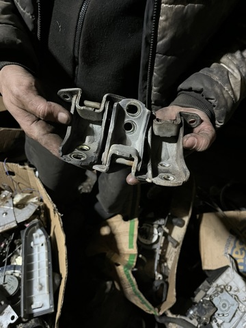 Завіса дверей задніх лівих 824013S300 NISSAN