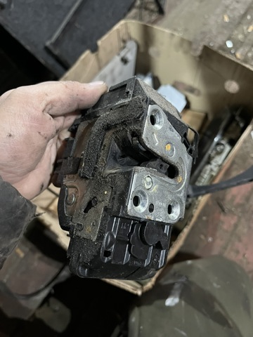 Замок задніх дверей, правих 82500EB320 NISSAN