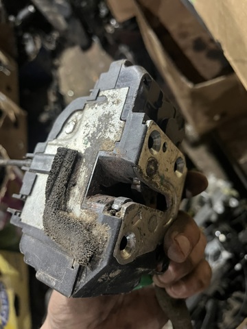 Замок задніх дверей, лівих 82501EB305 NISSAN