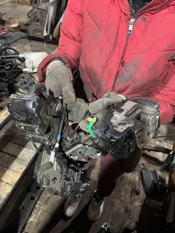 Замок задніх дверей, лівих 82501EB324 NISSAN