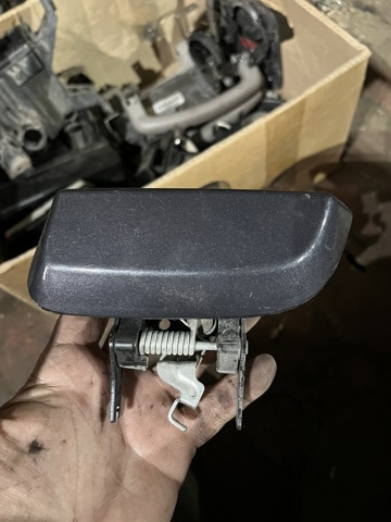 Ручка задньої двері зовнішня ліва 82607EB330 NISSAN