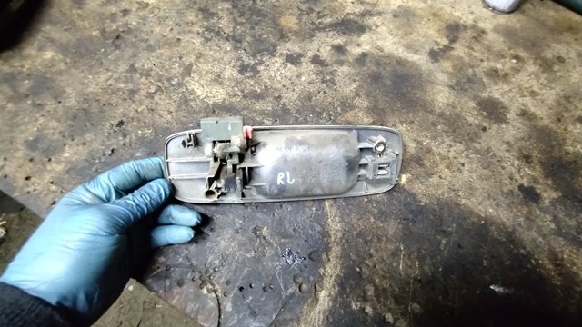 Ручка задніх дверей зовнішня, ліва 82607EQ011 NISSAN