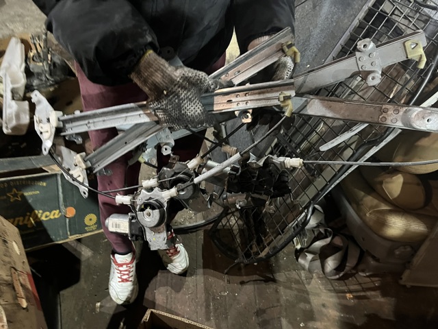 Склопідйомник задніх правих дверей 827003X00A NISSAN
