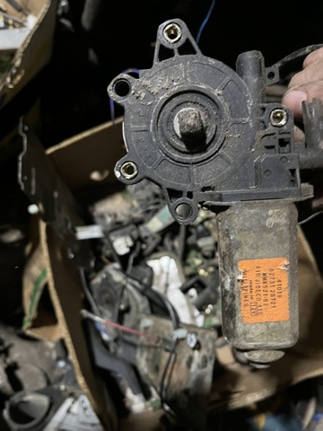 Моторчик склопідйомника двері задніх, лівих 827312S721 NISSAN