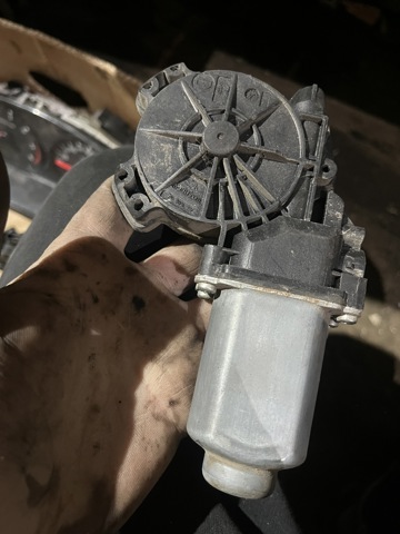 Моторчик склопідйомника двері задніх, лівих 827313X30A NISSAN