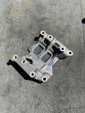 Кронштейн компресора кондиціонера 8843105010 TOYOTA