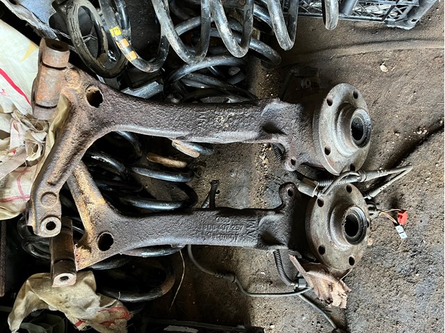Цапфа поворотна ліва 8D0407257AM VAG