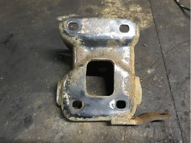 Кронштейн задньої балки 8D0501543D VAG