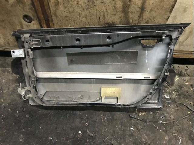 Дверка передня права 8D0831052B VAG