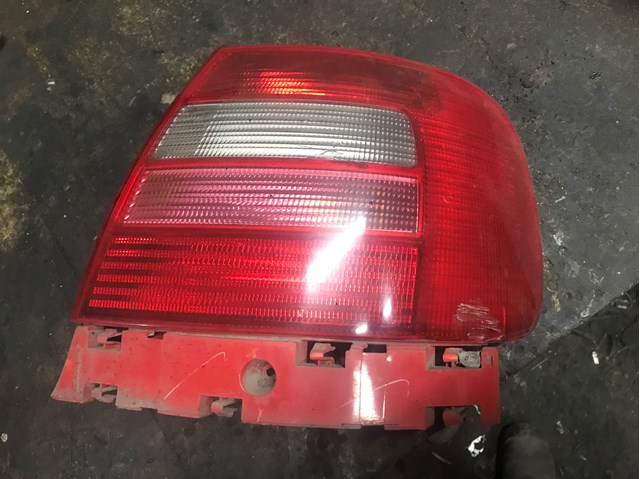 Задній правий стоп 8D0945112D VAG