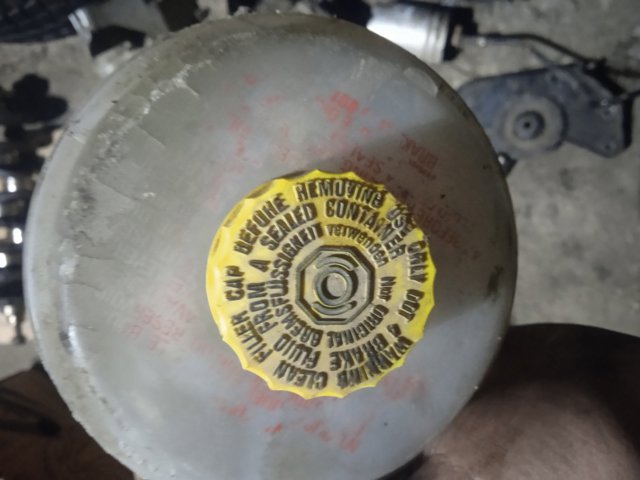 Бачок гальмівної рідини Ауді 80 B4