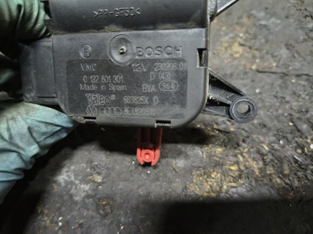 Мотор заслінки печі 8E1820511 VAG