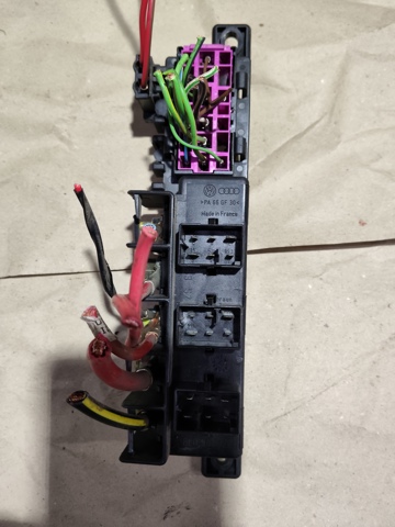 Коробка запобіжників 8L0941822 VAG
