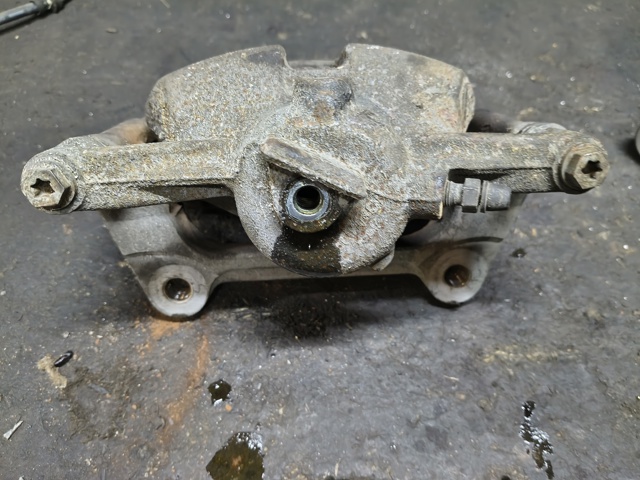 Супорт гальмівний, передній, лівий 8V0615123B VAG