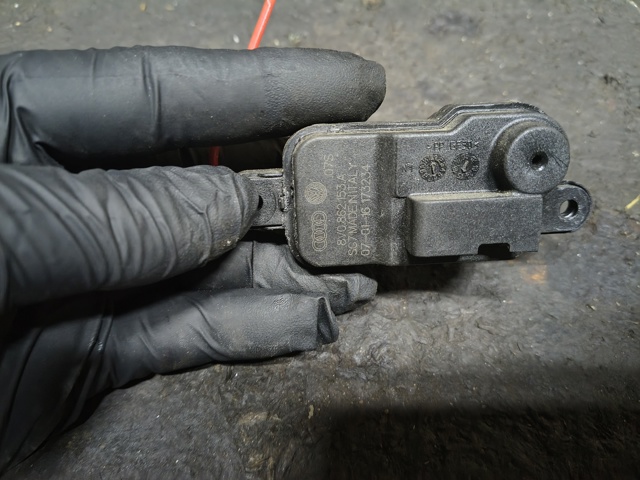 Мотор-привід відкриття лючка бака 8V0862153A VAG
