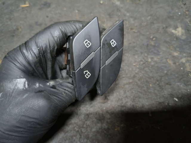 Вимикач центрального замка 8V0962107 VAG