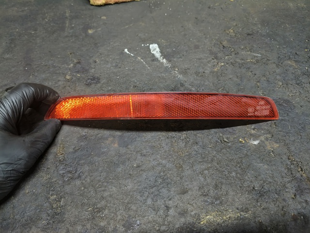 Катафот (відбивач) заднього бампера, правий 8V5945106A VAG