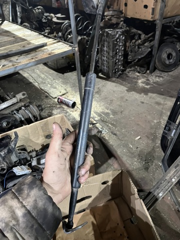 Амортизатор двері 3/5-ї задньої 90451EB31B NISSAN