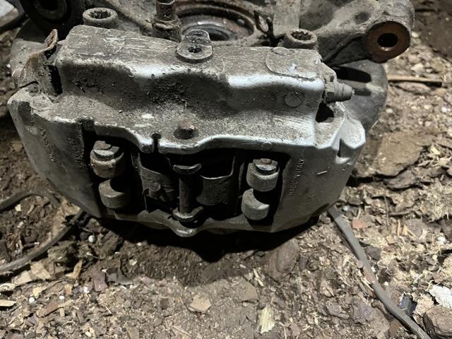 Задній гальмівний супорт лівий 95535242142 PORSCHE
