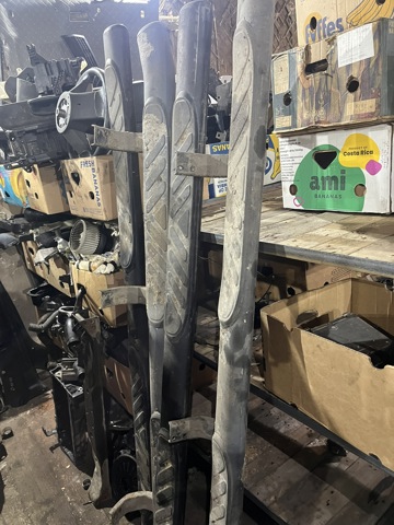 Накладка на поріг права 96100EB10A NISSAN