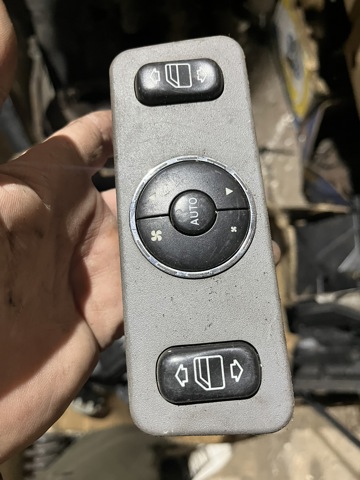 Кнопки заднього склопід'ємника A1638200326 MERCEDES