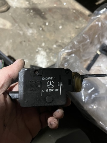 Мотор-привід відкриття лючка бака A1638201642 MERCEDES
