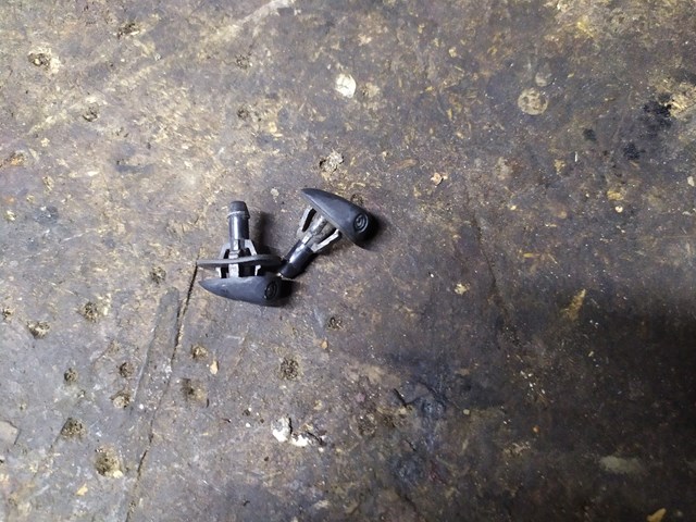 Форсунка омивача скла лобового, права CB0867510 MAZDA