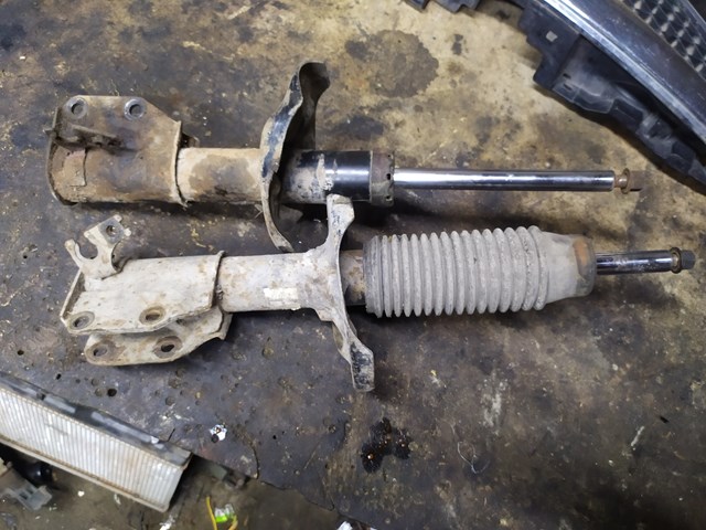 Стійка передня права CB8034700A MAZDA