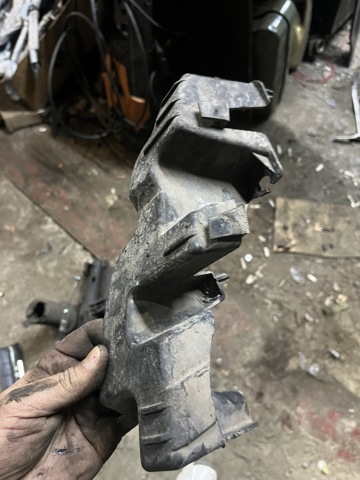 Праве кріплення переднього бампера DPN500080 LAND ROVER