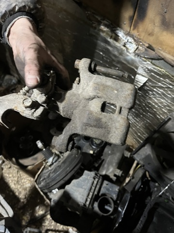 Супорт гальмівний задній правий GJ6A2661XC MAZDA