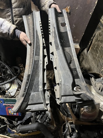 Водостік лобового скла, жабо GJ6A507R0D MAZDA