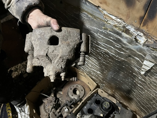 Супорт гальмівний, передній, правий GJ6E3361XB MAZDA